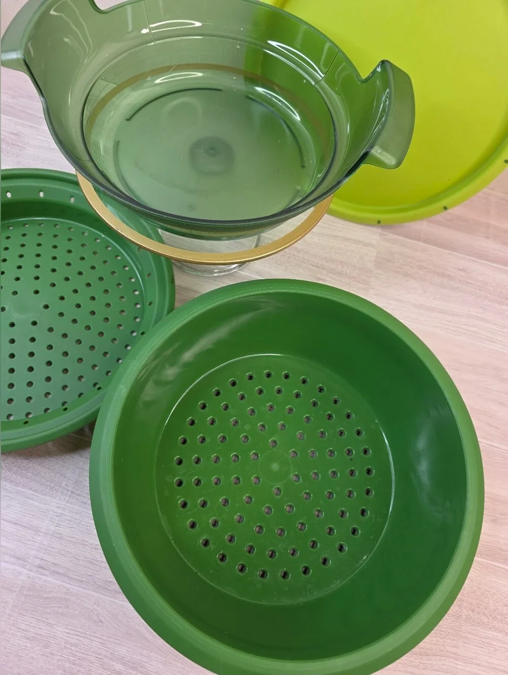 Tupperware collapsible bowl